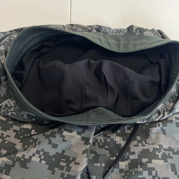 Lululemon Men's T.H.E. Short 9" Athletic Lined Micro Camo Print Sz L - Picture 10 of 10